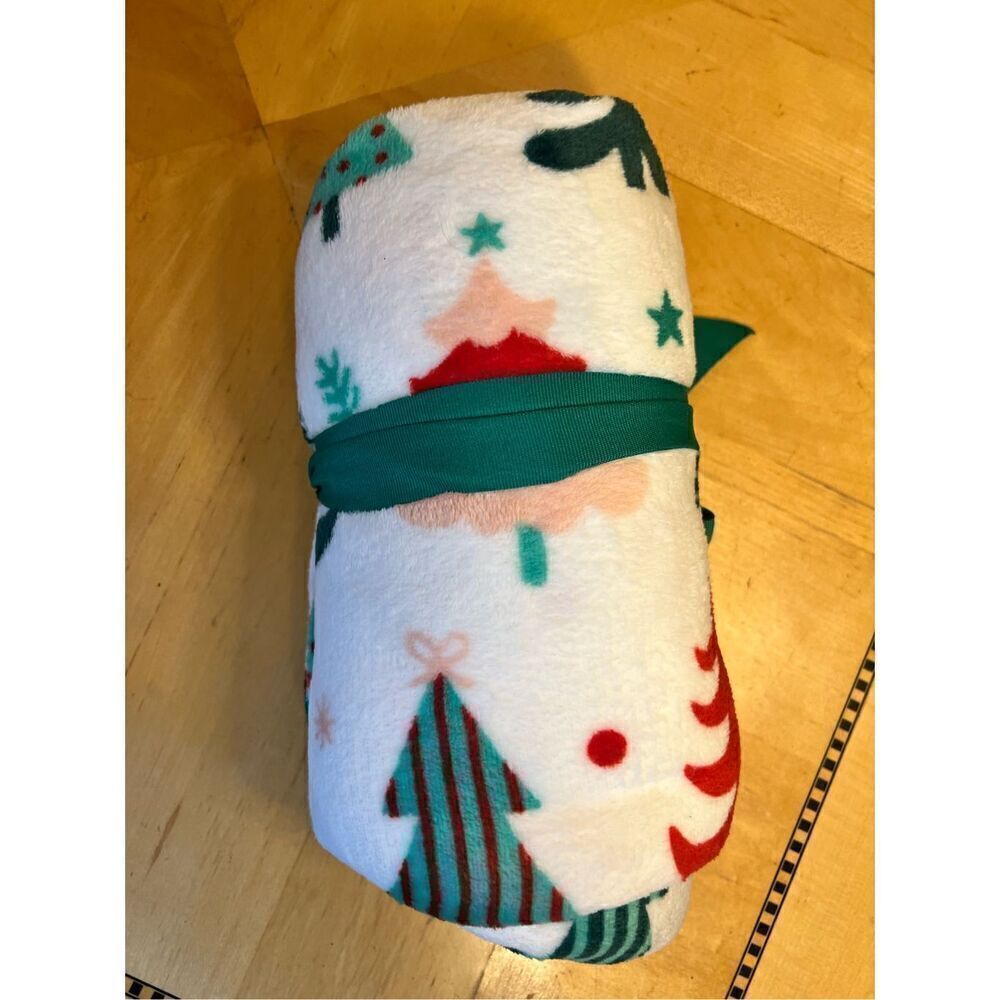 NWT! Holiday Home Christmas Tree Winter Microplush Throw Blanket - Picture 5 of 5